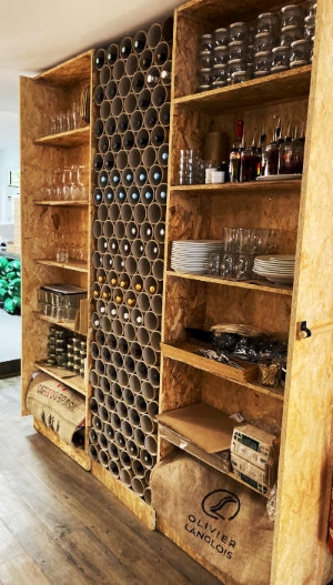 casier à vin avec tube en carton